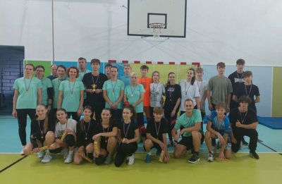 Napínavý volejbalový turnaj pedagógov a žiakov